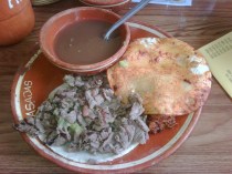 Medio Cabrito Adobado y Medio Filete Estilo Pipiolo