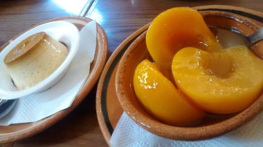 Flan y duraznos en almíbar