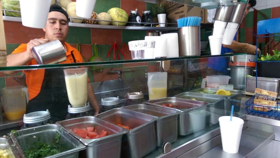 Agua fresca de lima en los Alteños